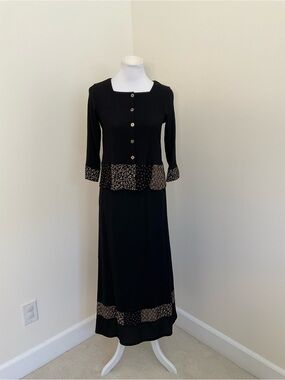 Draper’s & Damon’s Black 2-Piece Skirt Set with Beige Floral Patch Design